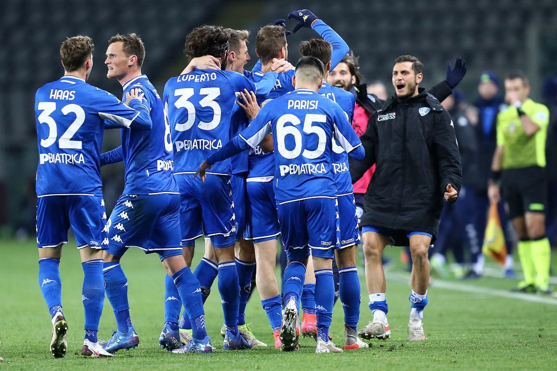 与球迷合影 与球迷合影